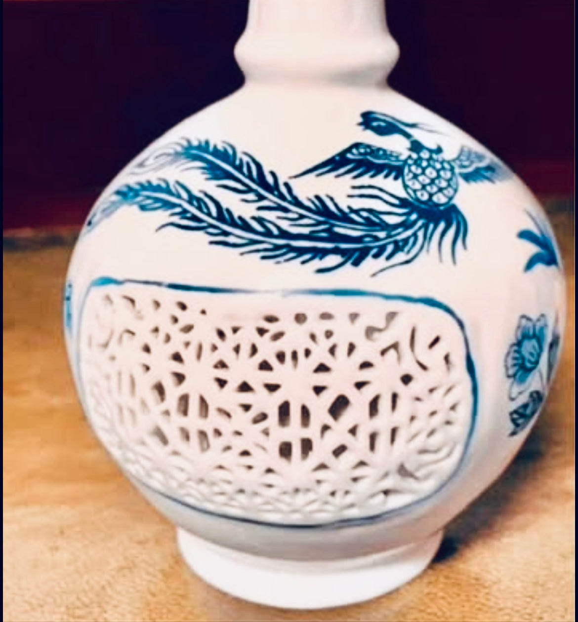 Vintage Chinese Porcelain Reticulated Blue & White Vase. 17x9 cms FREE POSTAGE