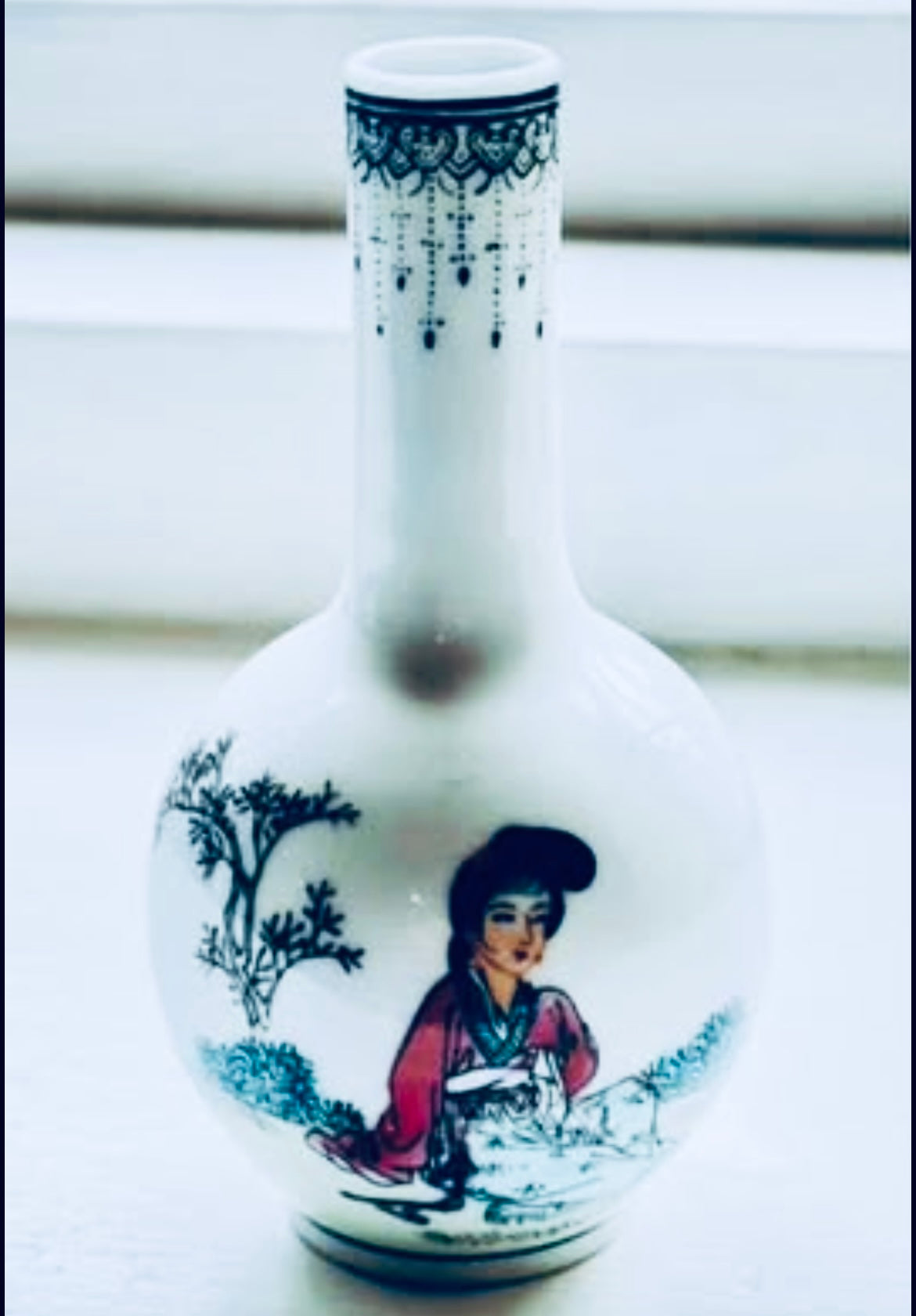Chinese Small Hand Painted Porcelain Vase in pristine condition. Free Postage